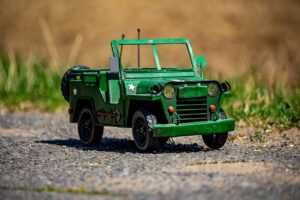 what type of beverage container must a food handler drink from